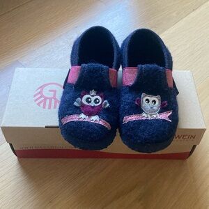 Giesswein (Austrian brand) girls wool slippers. Size 30 (US 12).